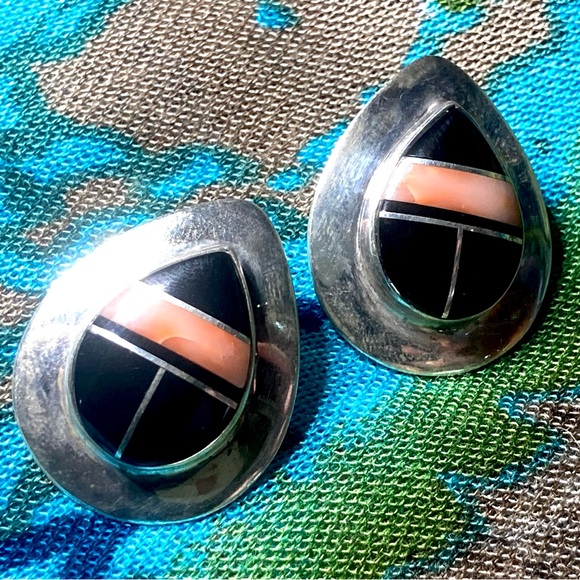 Vintage Native American Sterling Silver Coral And Onyx Inlay Post Earrings - Picture 13 of 16